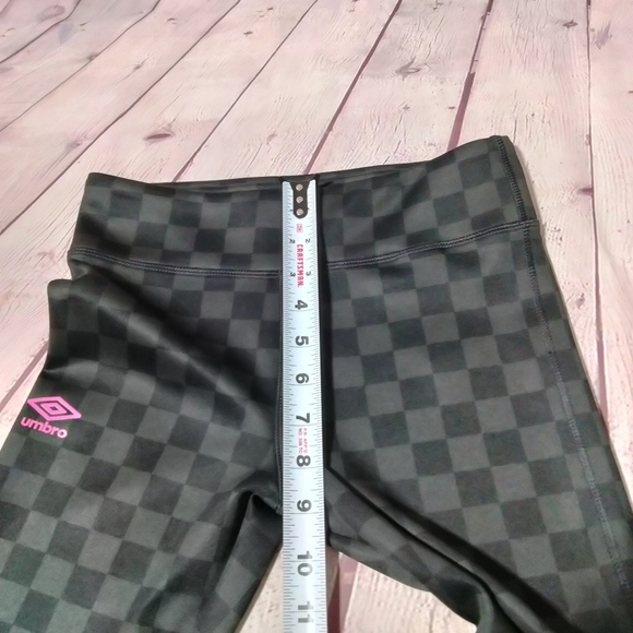 Girls large Umbro black and gray checkered print cropped Leggings. - Picture 6 of 10